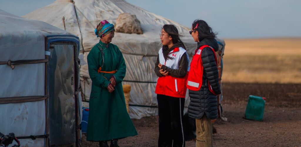 Rode Kruis-teams helpen families in Mongolië met cashhulp om de koude wintermaanden te overleven.