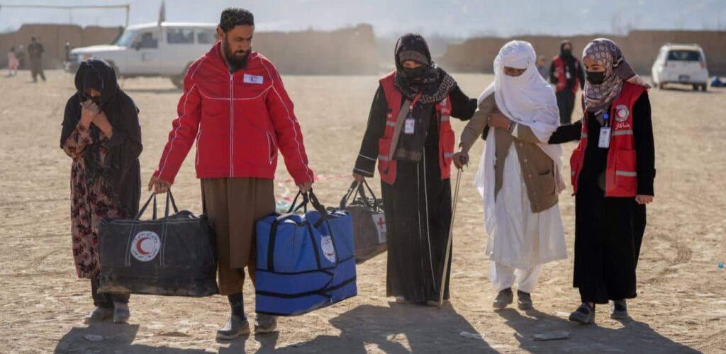 De Afghaanse Rode Halve Maan verstrekt winterpaketten aan 650 gezinnen getroffen door een recente aardbeving.