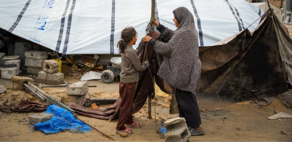 Bewoners proberen hun tent te beschermen tegen de wind in de Al-Rasheedstraat in Gaza.