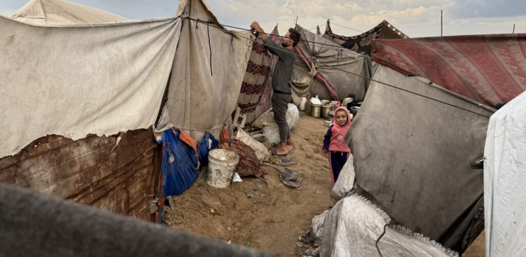 Bewoners proberen hun tenten te herstellen in Khan Younis Deir Al Balah, Gaza.