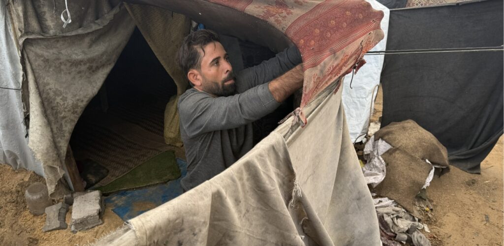 Bewoners proberen hun tenten te herstellen in Khan Younis, Deir Al Balah, Gaza.