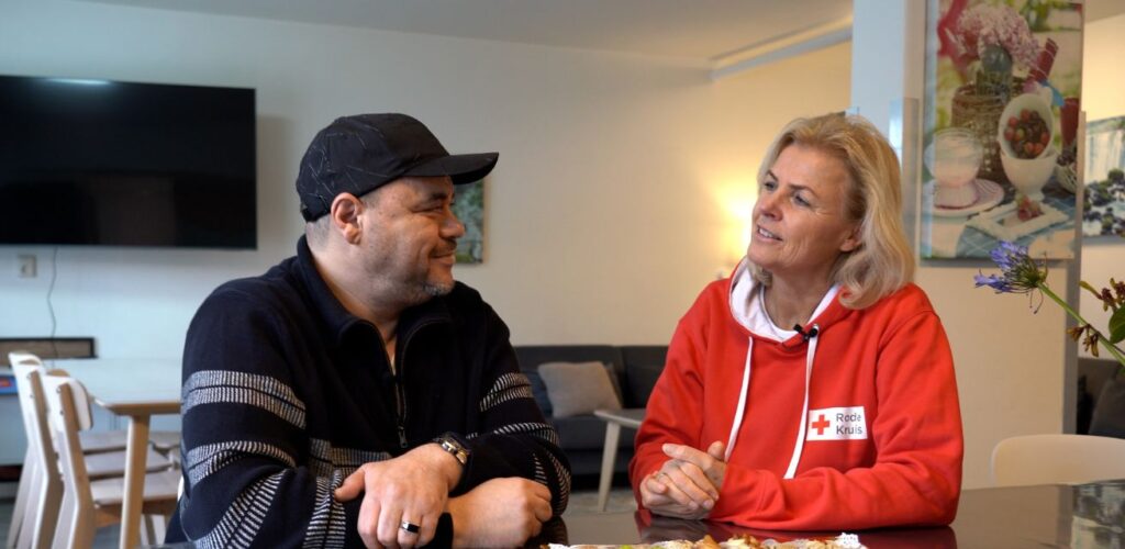 Ambassadeur van het Rode Kruis Irene Moors in gesprek met voedselpartner Karim.
