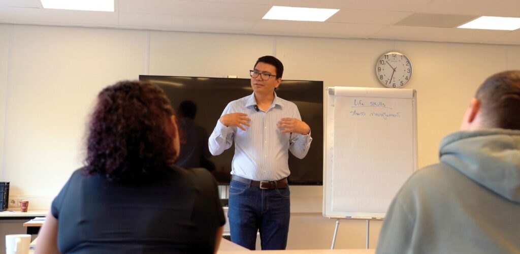 Rode Kruis trainer Hussain geeft de Lifeskill workshop.