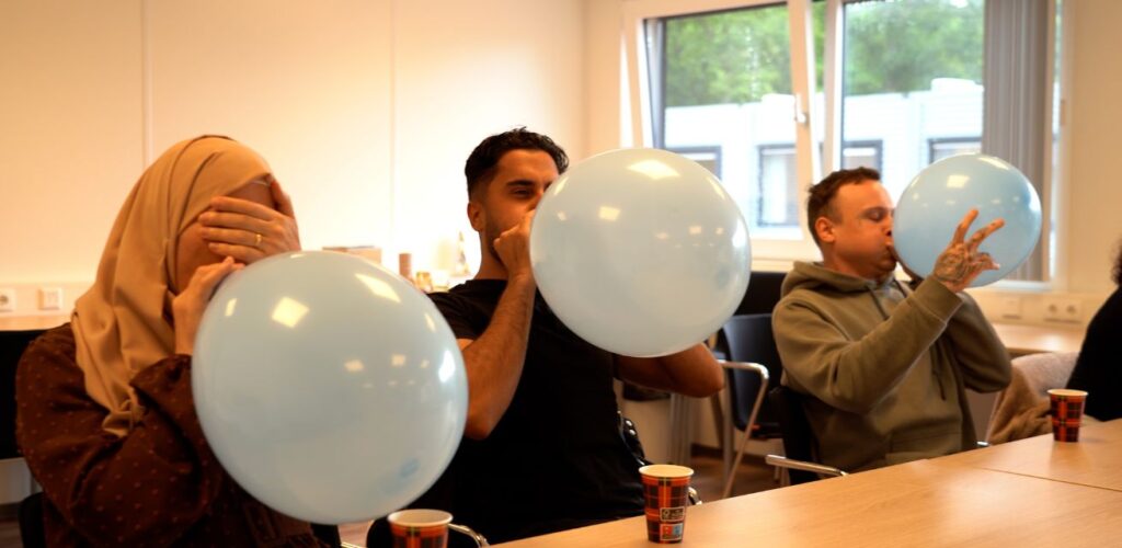 Met een vol geblazen ballon als indicator, toont instructeur Hussain van het Rode Kruis de stress opbouw aan.