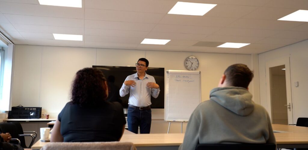 Rode Kruis trainer Hussain geeft de Lifeskill workshop.
