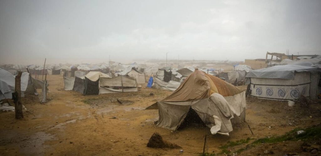 Sterke wind en regen belemmeren de bewoners van het vluchtelingenkamp in de wijk Al-Rasheed Street in Gaza.