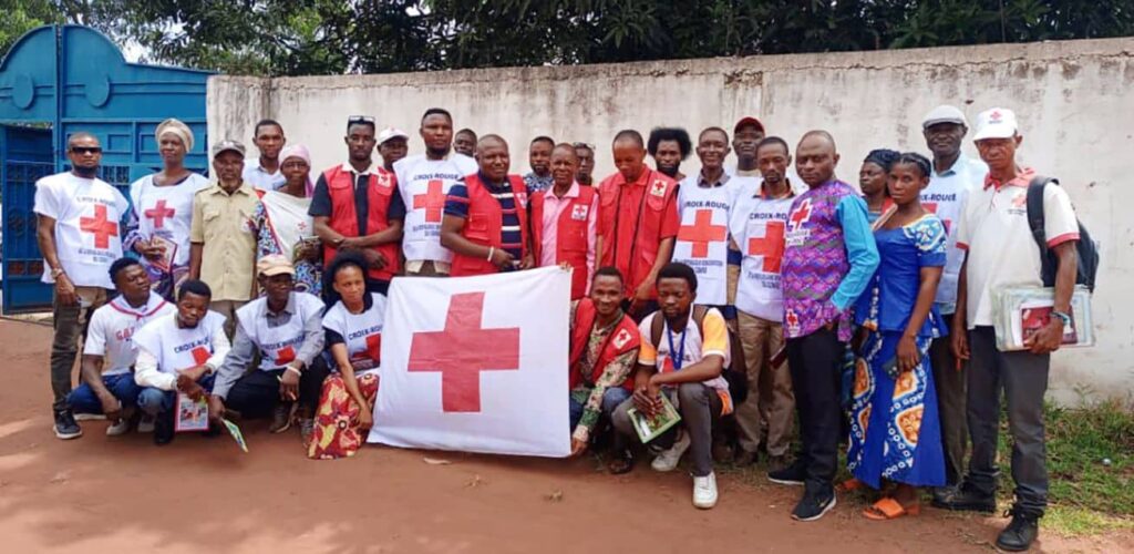 Rode Kruis-vrijwilligers in Congo informeren gemeenschappen over Ebola.