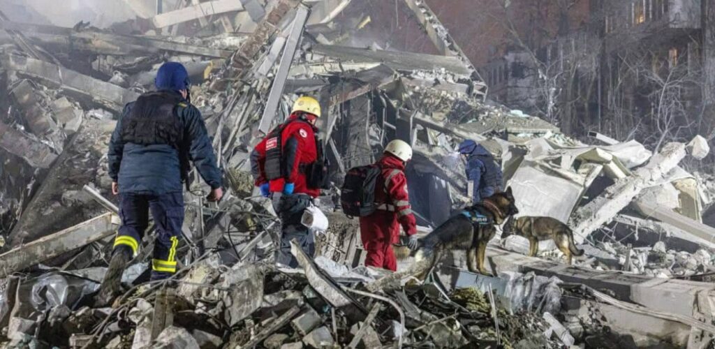 Ook in januari worden in Kyiv gebouwen, woningen en elektriciteitscentrales door aanvallen verwoest. Hulpverleners van het Rode Kruis komen na een aanval in actie om te zoeken naar slachtoffers onder het puin, het verlenen van eerste hulp en het bieden van warmte. 