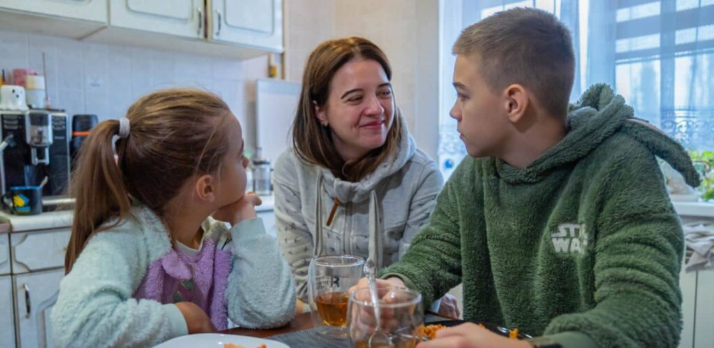 Gezin in Oekraine vier jaar na escalatie van conflict Rode Kruis