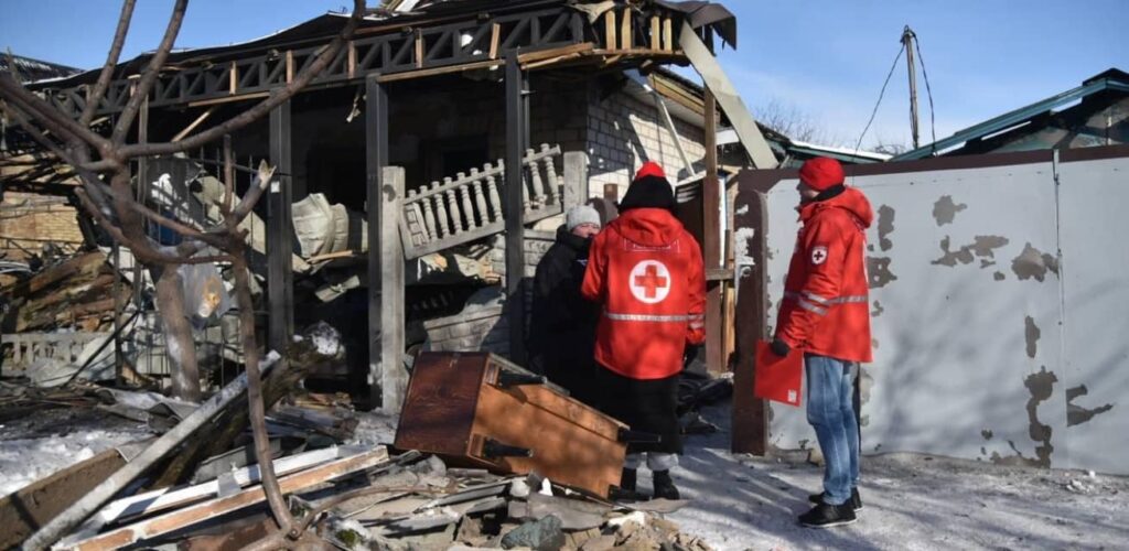 Hulpverleners van het Rode Kruis brengen in kaart welke mensen hulp nodig hebben. Duizenden mensen zijn hun huis kwijtgeraakt en hebben alles verloren. Zij hebben naast noodhulp langdurige hulp nodig om hun leven weer op te bouwen.