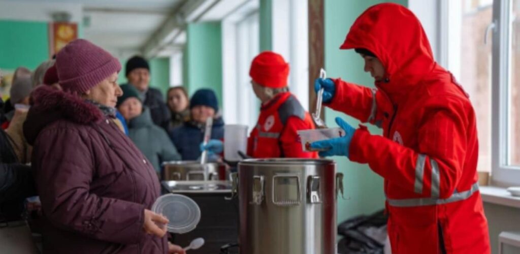 Hulpverleners van het Rode Kruis in Oekraïne zorgen voor warme maaltijden in zwaar getroffen gebieden van het land. Veel mensen hebben geen elektriciteit of gas meer en kunnen hierdoor zelf geen warme maaltijd meer klaarmaken.