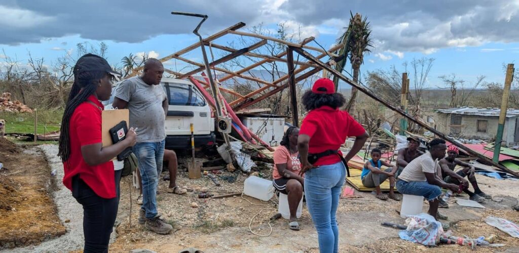 Medewerkers Rode Kruis gaan langs bij familie na orkaan Melissa in Jamaica