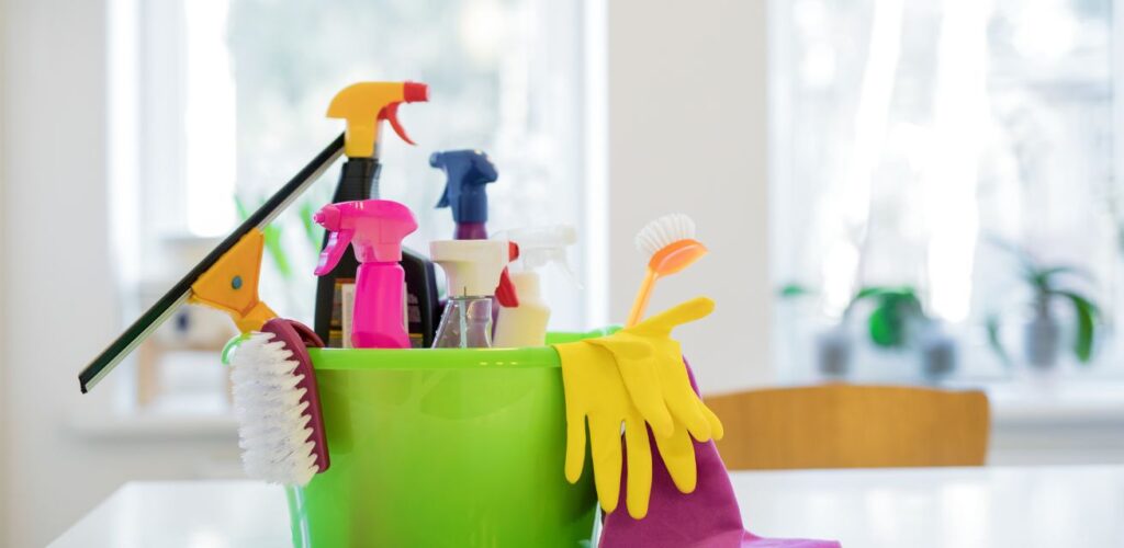 Zorg ervoor dat kinderen nooit bij schoonmaakspullen kunnen. Deze kunnen levensgevaarlijk zijn.