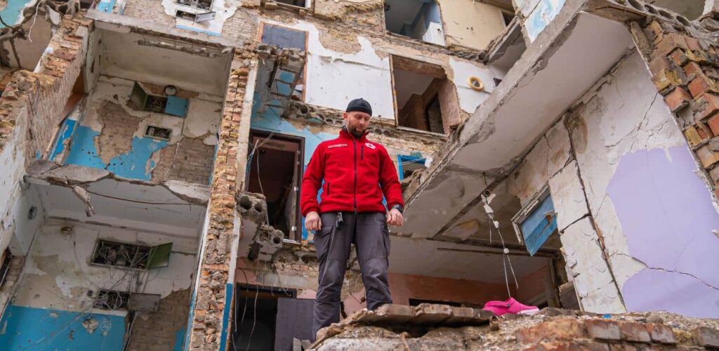 Rode Kruis-hulpverlener in Kyiv, Oekraine, in het puin.