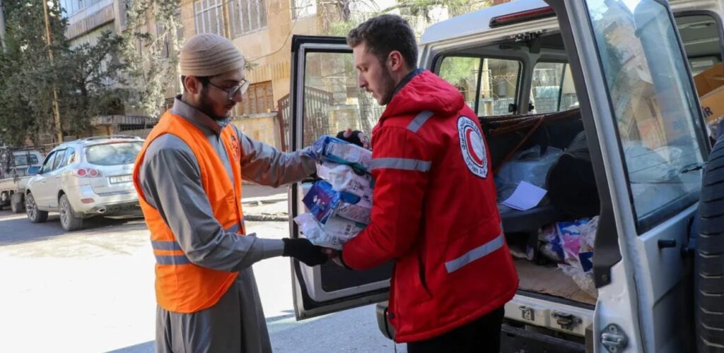 Hulpverleners van Syrische Rode Halve Maan delen hygiënekits uit aan vier opvangcentra in Aleppo.