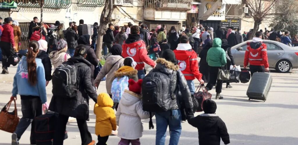 Hulpverleners van Syrische Rode Halve Maan helpen families die zijn gevlucht in Aleppo met gezondheidszorg, tijdelijk onderdak en andere basisbenodigdheden.