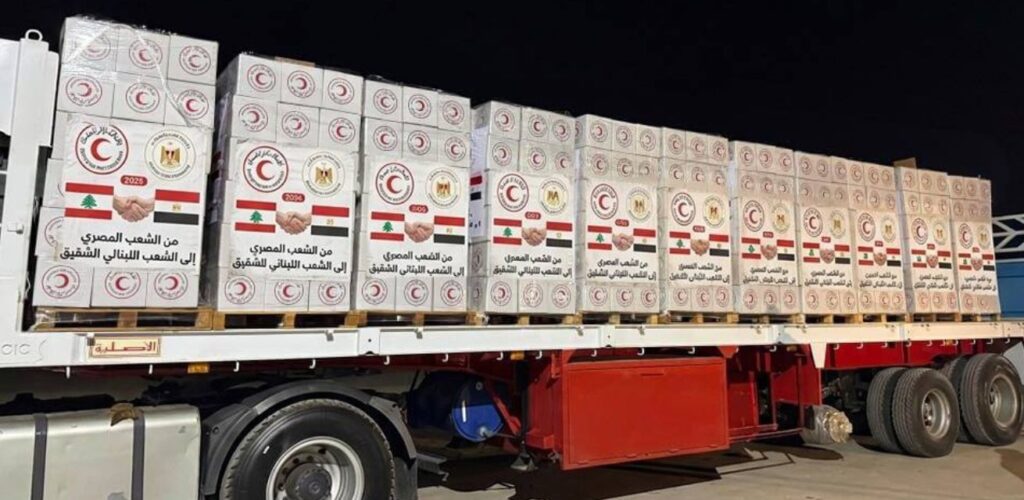 De Egyptische Rode Halve Maan leverde 1.000 ton aan humanitaire hulpgoederen aan Libanon.