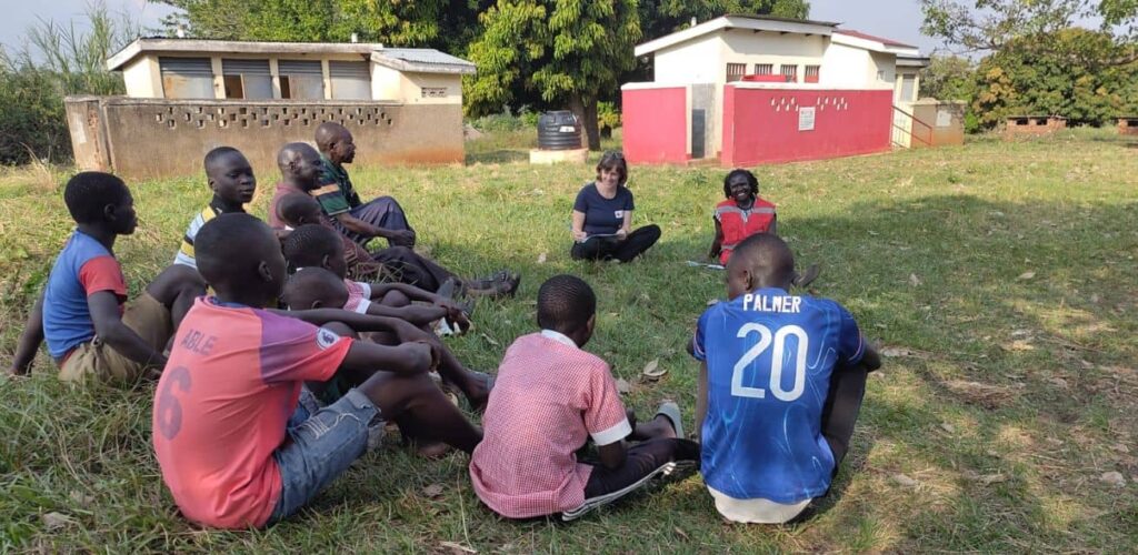 Focus groep door Rode Kruis medewerkers over latrines