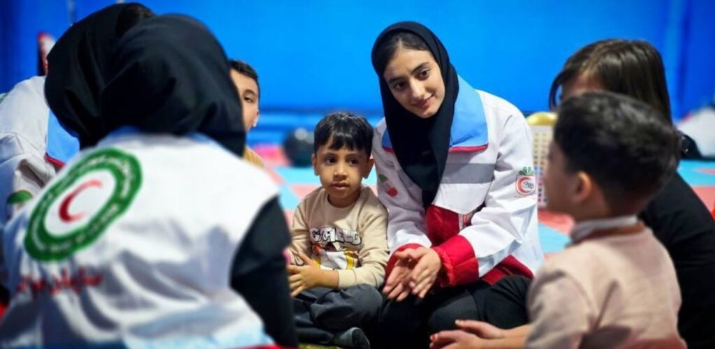 Hulpverleners van de Iraanse Rode halve Maan helpen kinderen met psychosociale ondersteuning in West Azerbeidzjan.