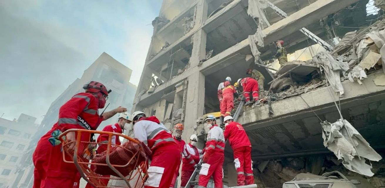 Hulpverleners van De Rode Halve Maan in Iran tijdens een reddingsoperatie in Tehran na een luchtaanval.