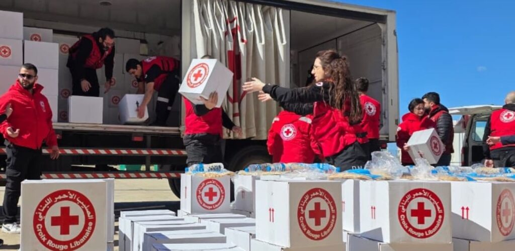 Hulpverleners van het Libanese Rode Kruis brengen hulpgoederen naar opvangcentra.