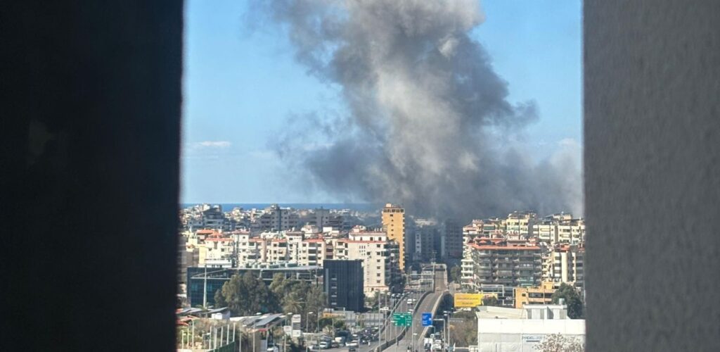 Luchtaanval in Libanon foto vanuit Rode Kruis kantoor in Beiroet