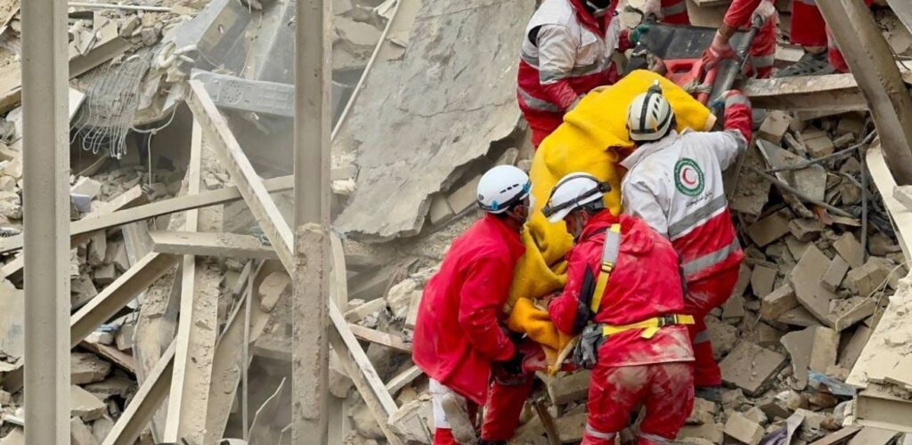 Hulpverleners van de Rode Halve Maan uit Teheran en Ardabilvoeren reddingsoperaties uit na recente luchtaanvallen.
