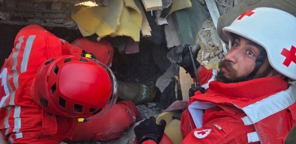 Rescue teams van het Libanese Rode Kruis halen mensen onder het puin vandaan