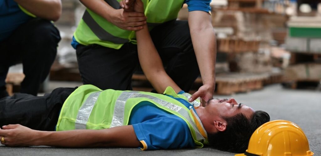 Rode Kruis geeft EHBO-cursussen aan bedrijven voor veiligheid op de werkvloer.
