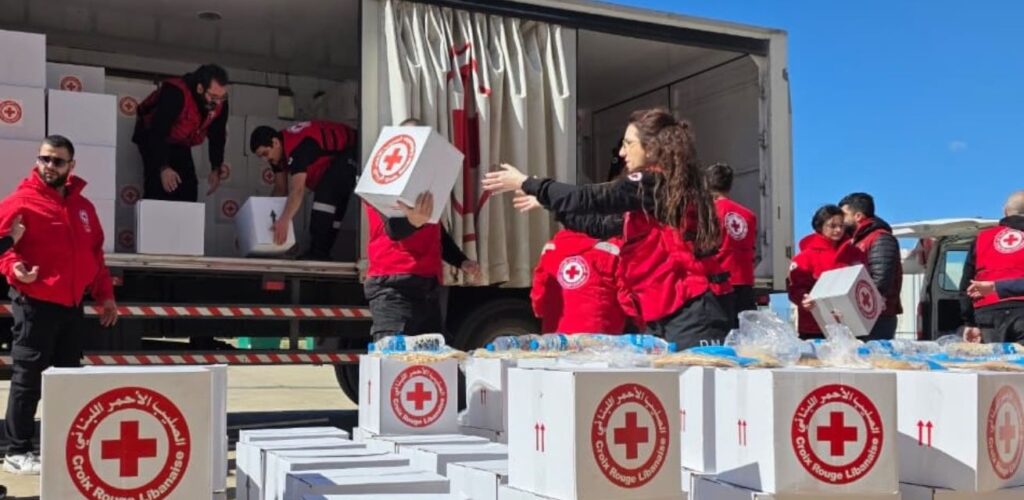 Hulpverleners van het Libanese Rode Kruis brengen hulpgoederen naar opvangcentra.