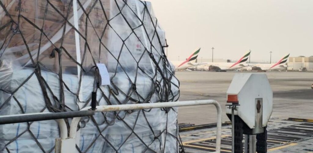 Noodhulpgoederen, zoals hygiënepaketten, tenten en dekens die eind vorig jaar aan aardbevingsslachtoffers in Afghanistan zijn geleverd, zijn door het conflict duurder geworden om te transporteren.