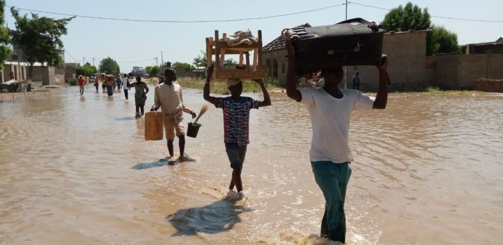 Door overstromingen tijdens het regenseizoen in Tsjaad worden mensen gedwongen hun huis te verlaten.