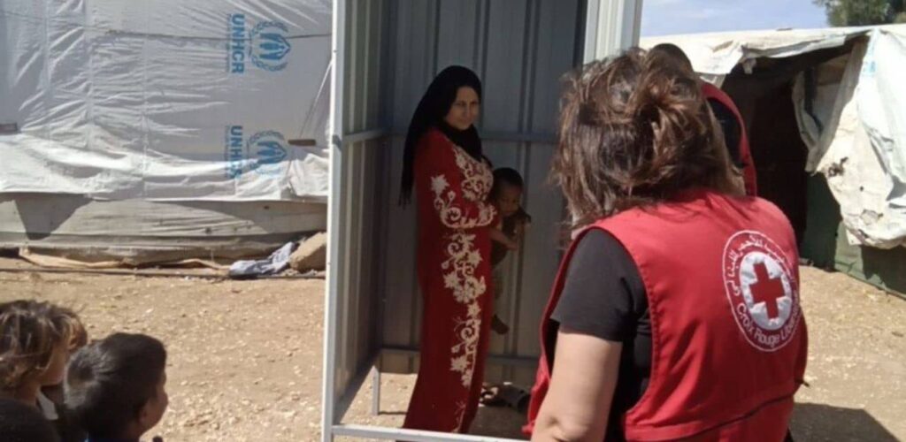 Vrouw in Libanon test latrine wc Rode Kruis