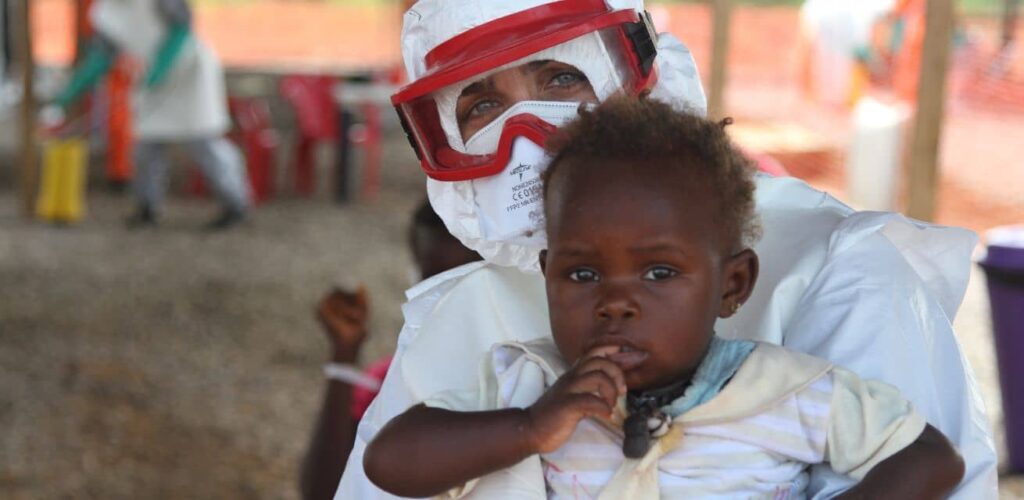 hulpverlener Rode Kruis Sierra Leone met kindje tijdens uitbraak Ebola