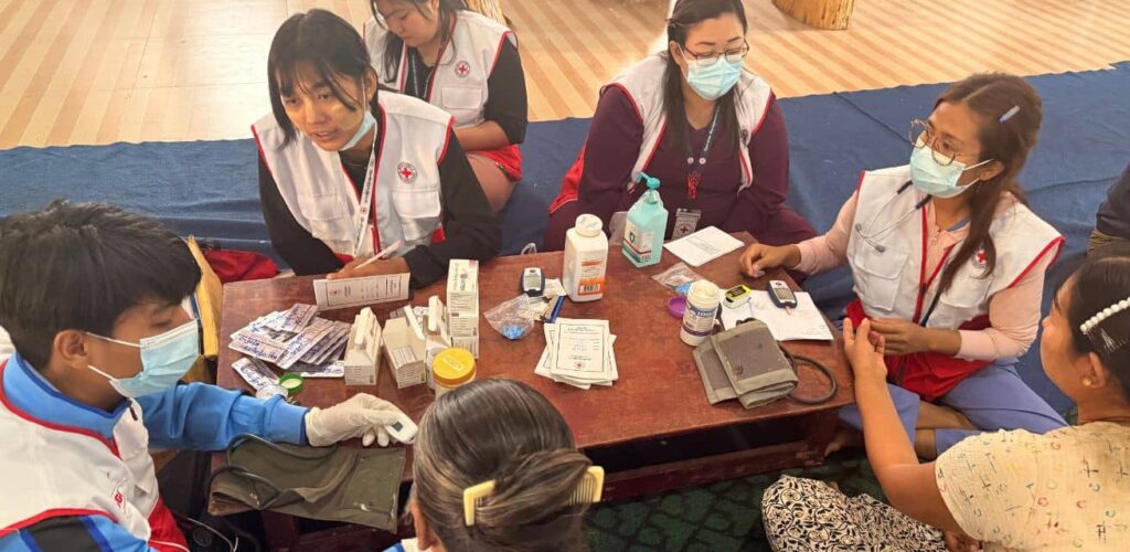 medische hulpverlening van het Rode Kruis in Myanmar na aardbeving 2025