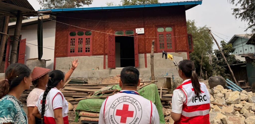 na aardbeving Myanmar 2025 geldhulp voor herstel eigen huizen maar ook semipermanente opvanglocaties van het Rode Kruis