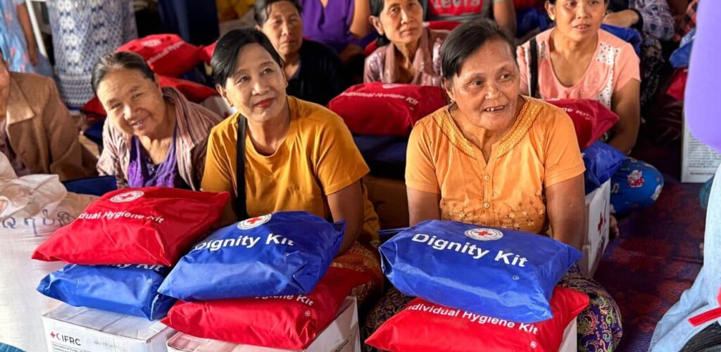 vrouwen in Myanmar ontvangen pakketten van het Rode Kruis na aardbeving 2025