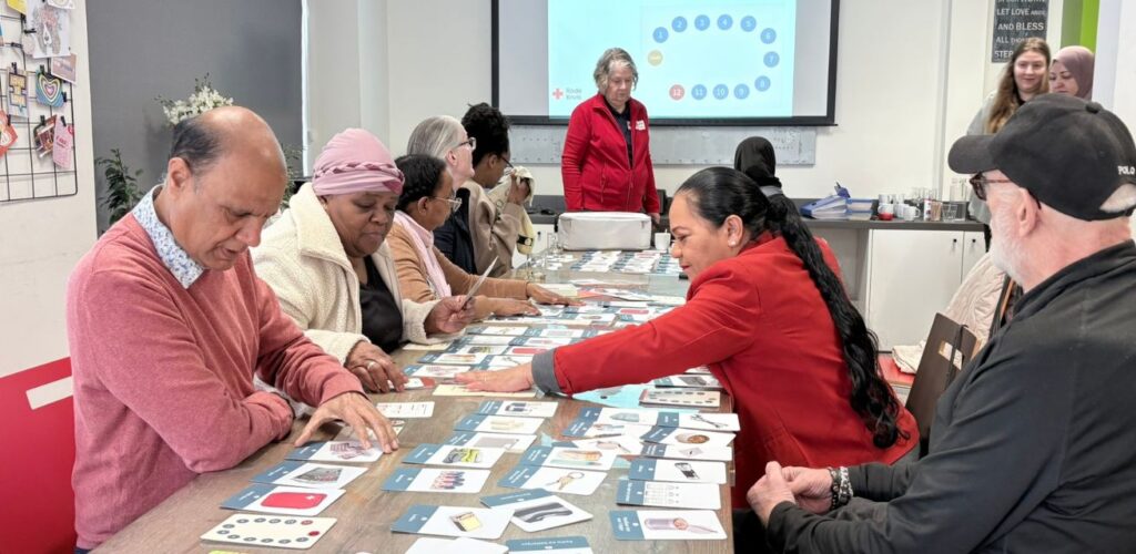 Deelnemers van de de workshop 'Geen Nood' spelen een interactief spel.