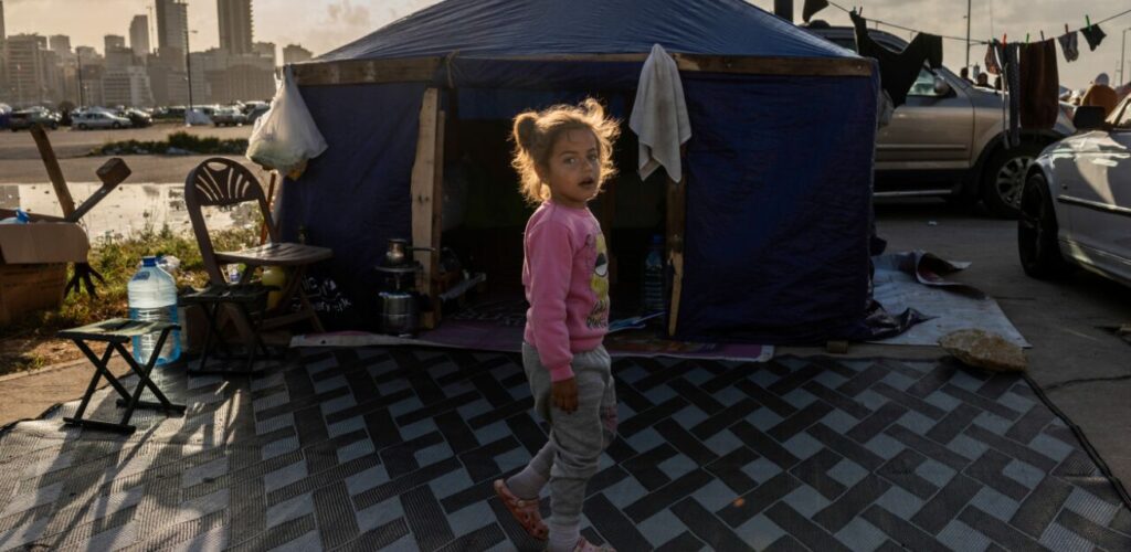 Meisje loopt langs het tijdelijk onderkomen van Farah in Libanon.