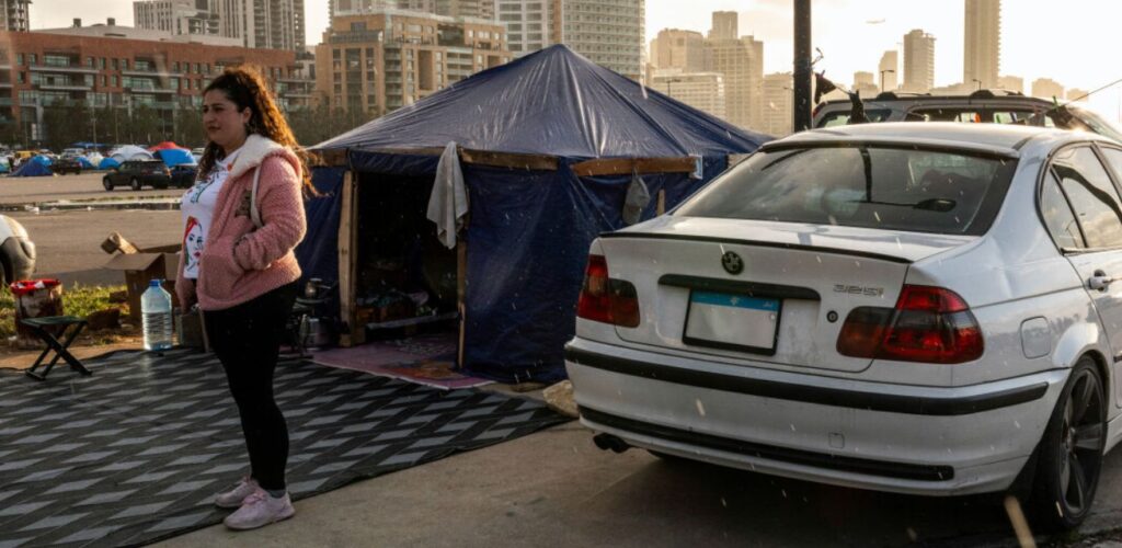 Farah ontvluchtte haar huis in Zuid-Libanon met haar kinderen van 11 en 13 jaar.