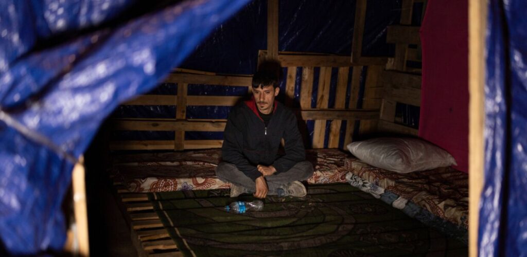 Haitham in zijn tijdelijke onderkomen zonder basisvoorzieningen in Libanon.