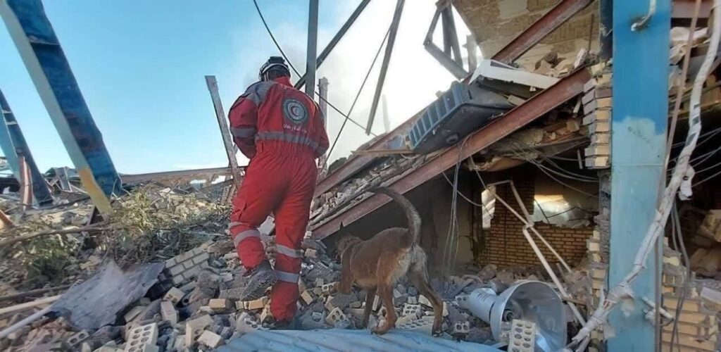 Hulpverlener van de Iraanse Rode Halve Maan tijdens een reddingsactie.