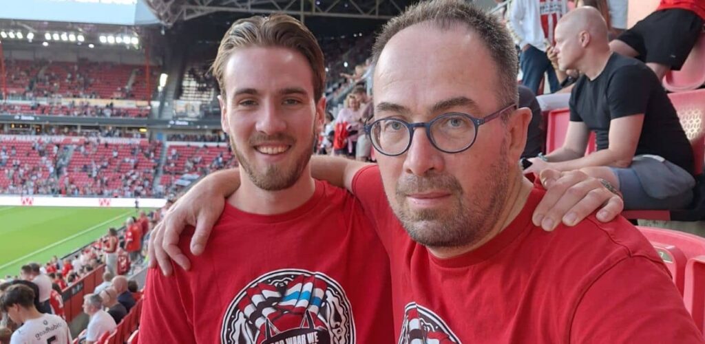 Rode Kruis-vrijwilliger Stefan bij een wedstrijd van PSV