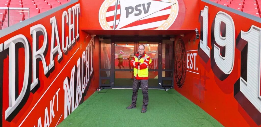 Rode Kruis-vrijwilliger Stefan in het PSV-stadion