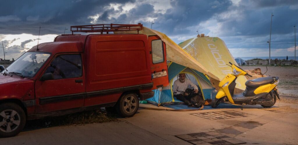 Zaher in zijn tijdelijk onderkomen met zijn honden in Libanon