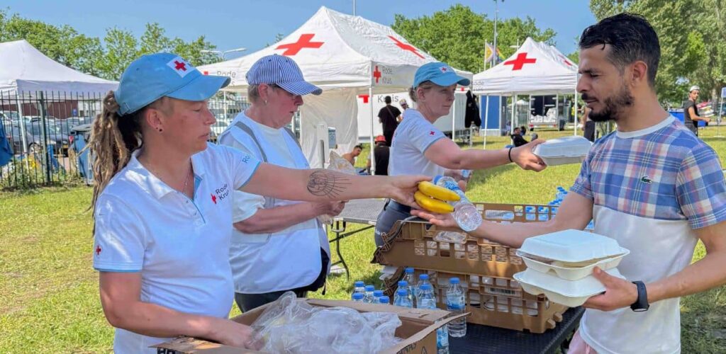 Rode Kruis-vrijwilligers delen lunch uit - mei 2026