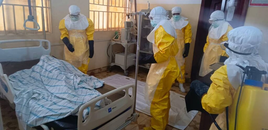 Ebolavirus veilige begrafenis door Rode Kruis in ziekenhuis Congo