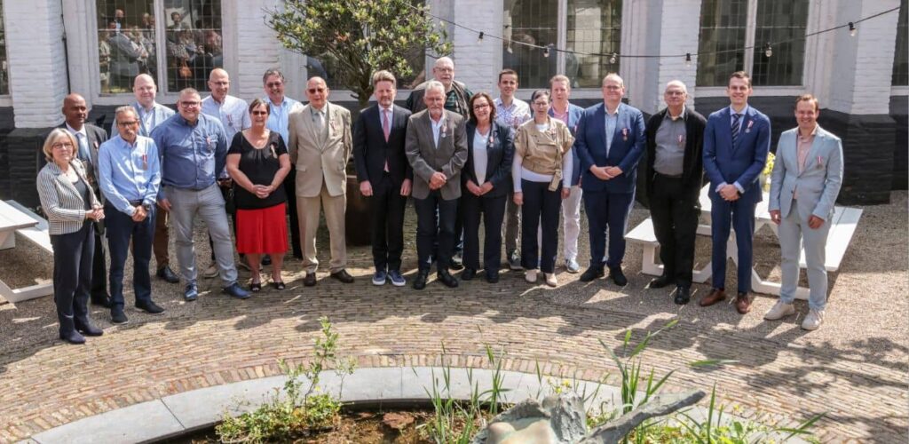 Groepsfoto vrijwilligers Rode Kruis lintjesregen 2026