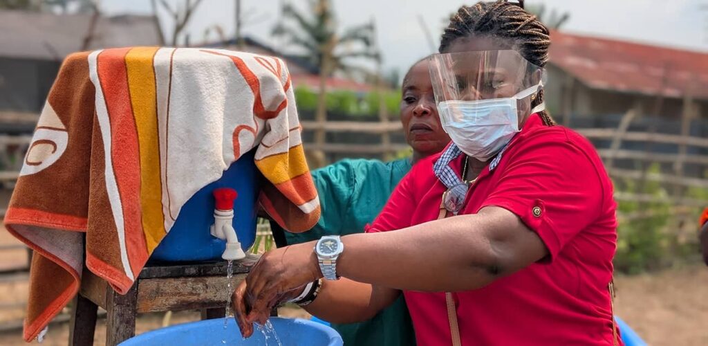 Handen wassen ter preventie van ebola in DR Congo