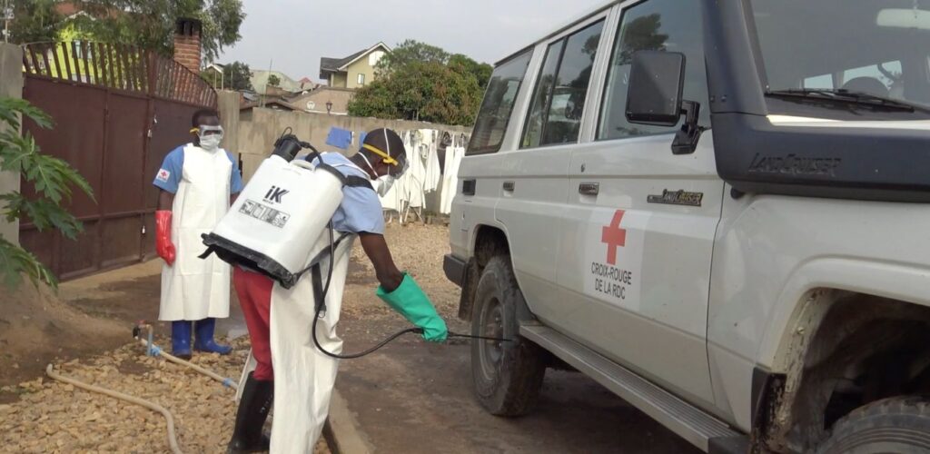 Hulpverlener reinigt-auto na wegbrengen-overleden persoon ebolavirus in Democratische Republiek Congo.